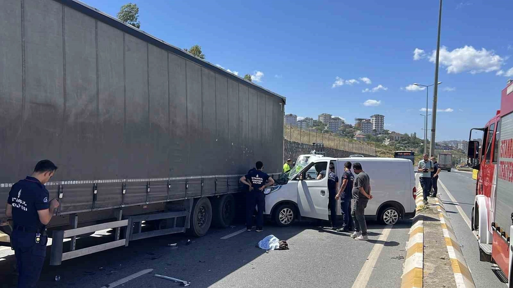 Tıra çarpan araç hurdaya döndü: Sancaktepe'de 2 yaralı