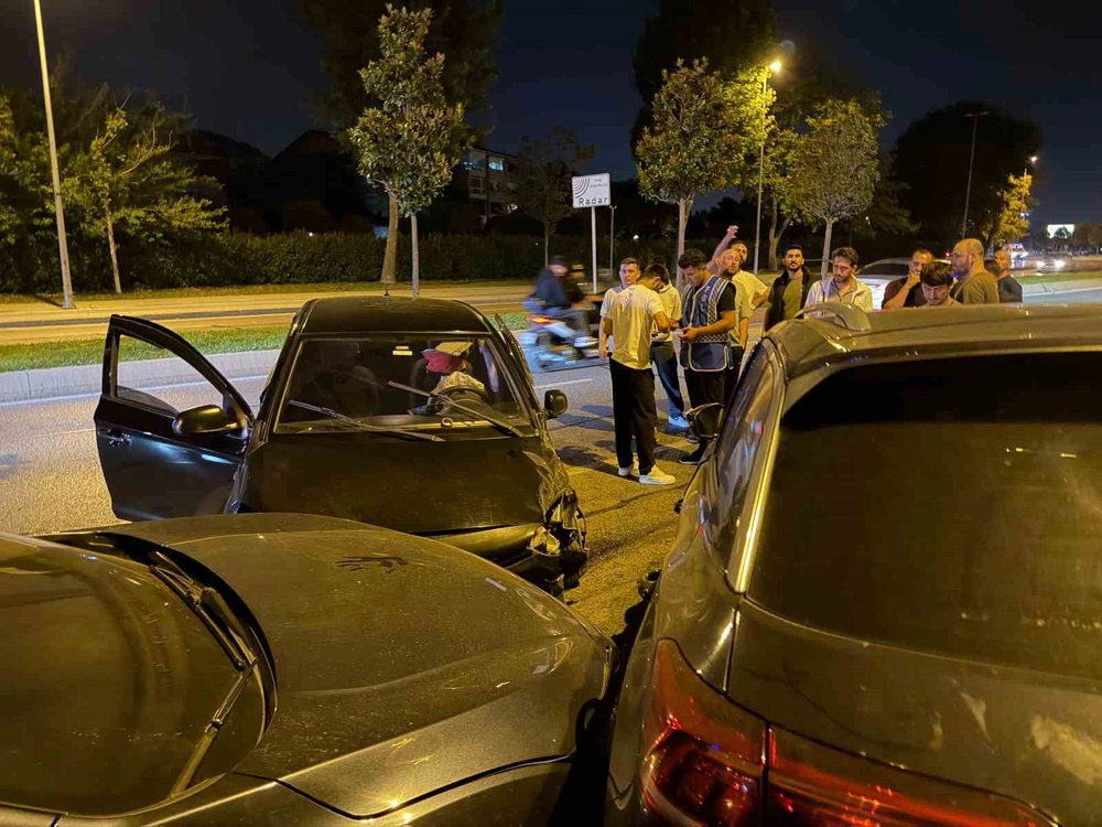 Maltepe'de Ters Yön Kazası: 1 Yaralı, 2 Araç Hasar Gördü