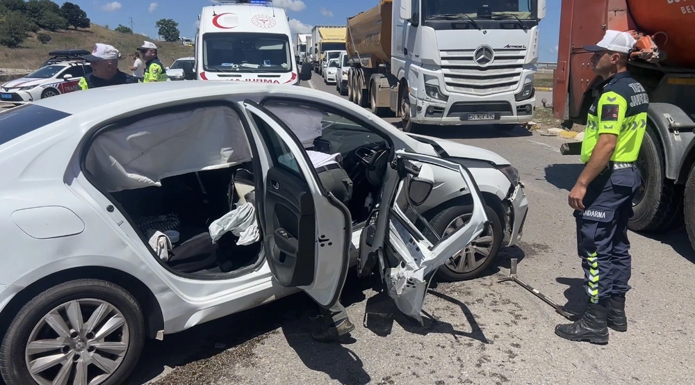 Pendik’te iki otomobilin çarpışması sonucu 2 kişi yaralandı