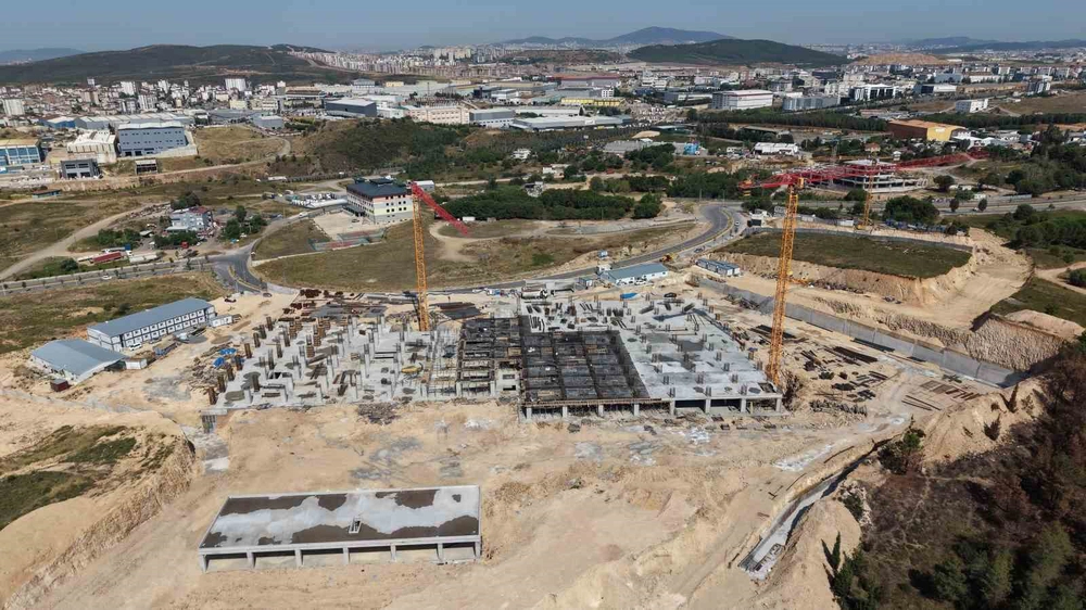 Çayırova Devlet Hastanesi inşaatında 1. kat betonu döküldü