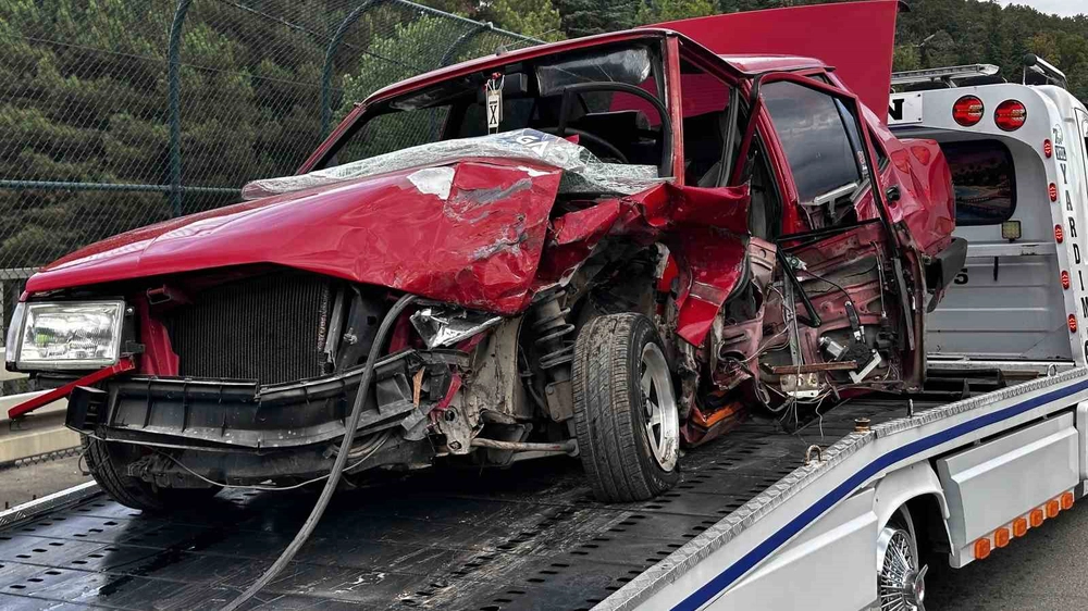 Sapanca'da Kafa Kafaya Çarpışma: Otomobil Hurdaya Döndü, 2 Yaralı