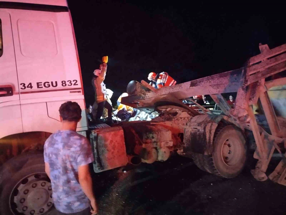 Beykoz'da Hafriyat Kamyonu Otomobille Çarpıştı 1'i Ağır 3 Yaralı