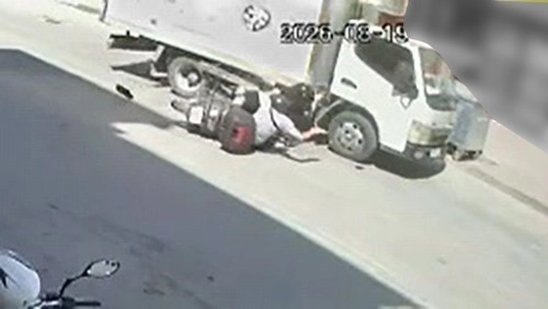 İnegöl'de Motosiklet ile Kamyonet Çarpıştı 2 Yaralı