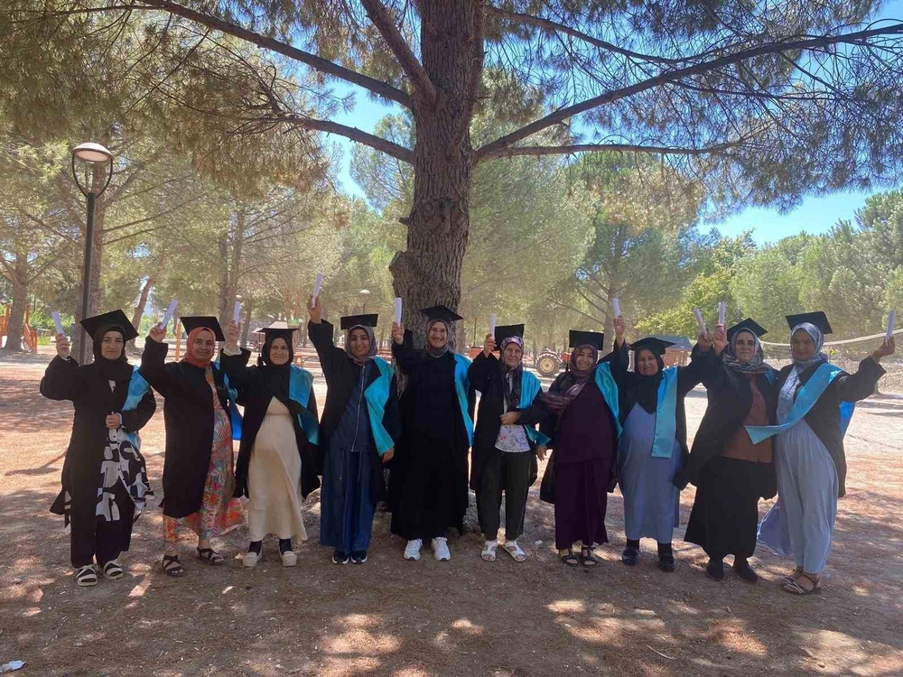 Burhaniye'de Okuma Yazma Kursunu Bitiren Kadınlar Kep Attı