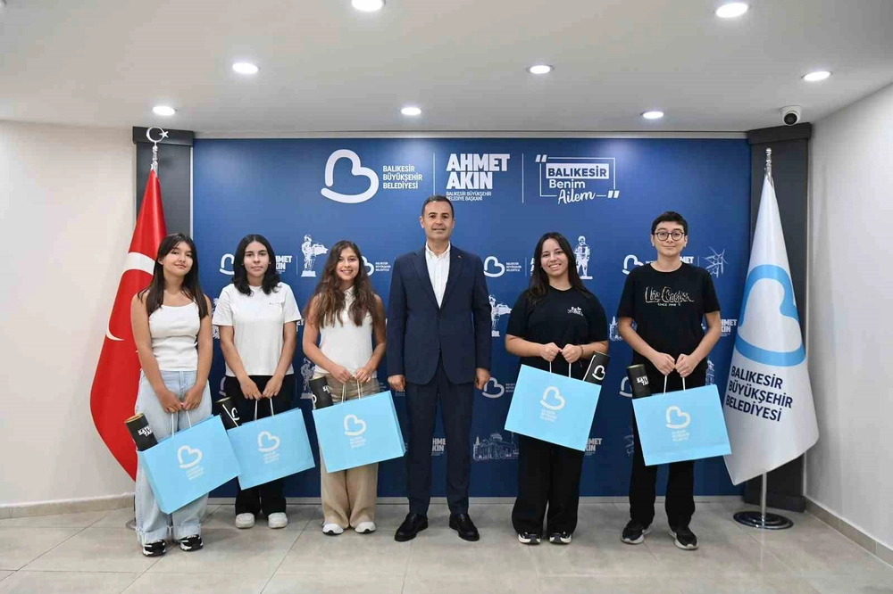 Başkan Akın, LGS Türkiye Birincilerini Makamında Ağırladı
