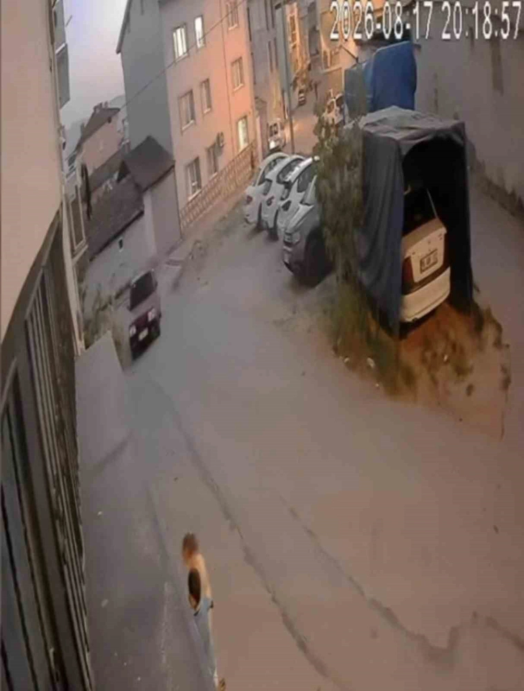 Bursa'da Sokakta Oynayan Çocukların Arasına Driftle Girdi