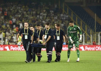 Kerem Aktürkoğlu, Konyaspor Maçında Sakatlanarak Sedyeyle Sahayı Terk Etti
