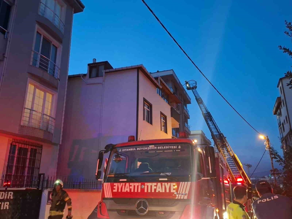 Ümraniye'de Beş Katlı Binanın Çatısında Yangın