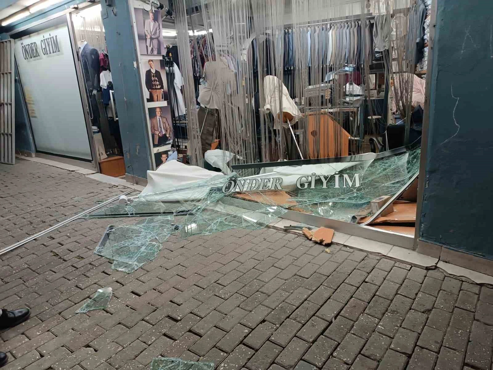 Bursa'da Otomobil Giyim Mağazasına Daldı, Sürücü Kaçtı
