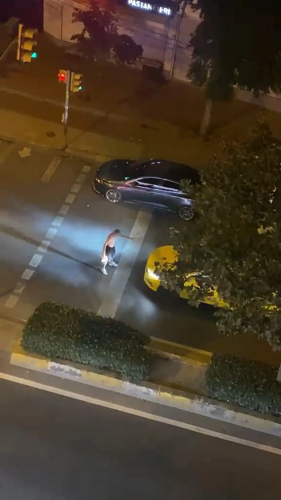 Esenyurt'ta Uyuşturucu Etkisindeki Şahıs Evleri Taşladı, Mahalleli Dövdü
