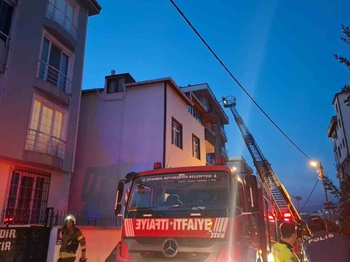 Ümraniye'de Beş Katlı Binanın Çatısında Yangın