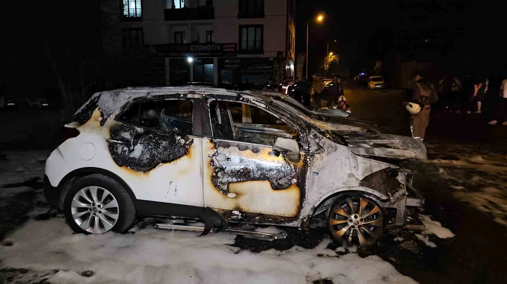 Avcılar'da Oto Galeride Yangın: 3 Araç Kullanılamaz Hale Geldi