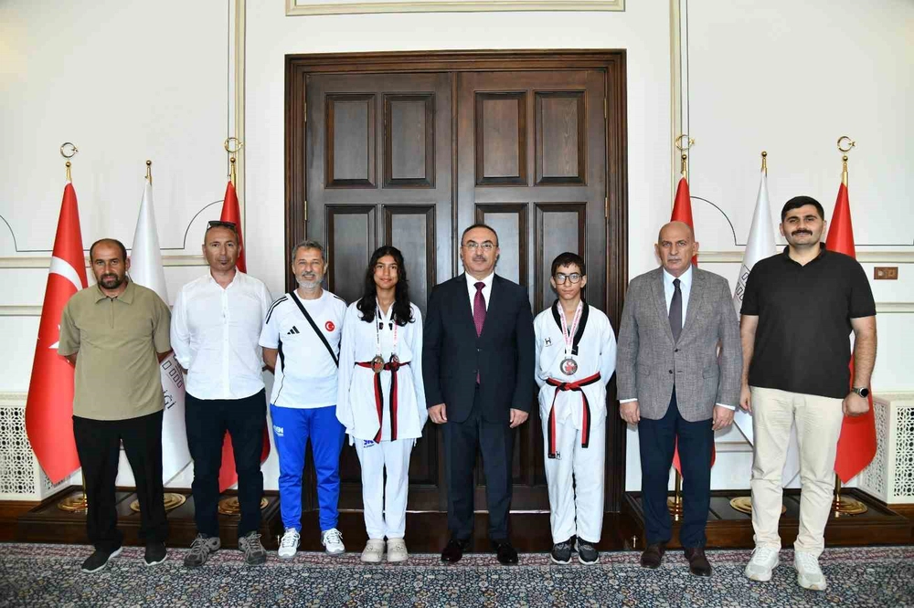 Tekirdağlı Taekwondocular Türkiye Derecesiyle Vali Soytürk'ü Ziyaret Etti