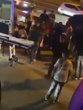 Yıldırım'da Korkunç Kaza: Yolun Karşısına Geçmek İsterken Otomobil Çarptı, 1'i Ağır 2 Yaralı