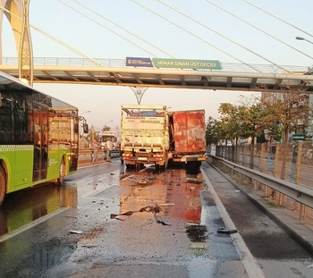 D100 Karayolunda Kamyon Tıra Çarptı Sürücü Sıkıştı