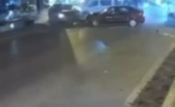 Bursa'da korkutan kaza: Karşı şeride geçen otomobil çarpıştı, 2 yaralı