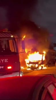 Kartepe'de dükkan yangını otomobile sıçradı
