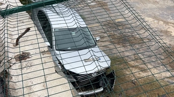 Zeytinburnu'nda hastane otoparkında kaza: Araç 3 metreden düştü