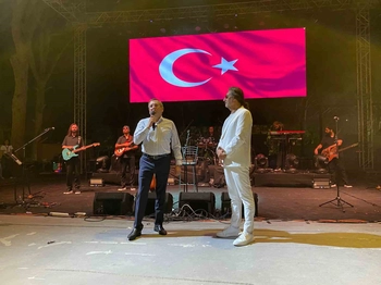 Çelik Ayvalık'ın Kurtuluş Coşkusuna Renk Kattı