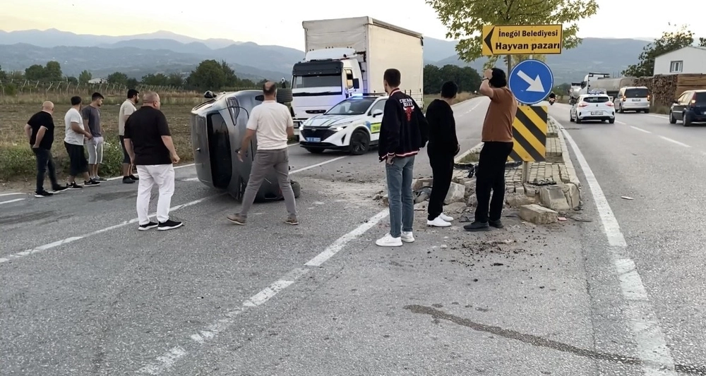 İnegöl'de Manevra Yaparken Refüje Çarpan Araç Devrildi